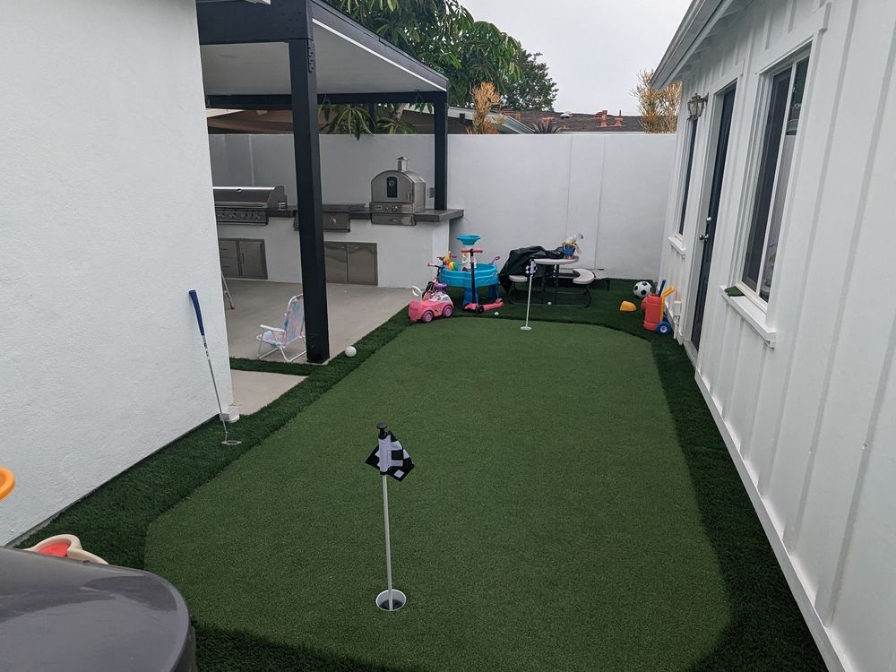 Backyard artificial-turf putting green